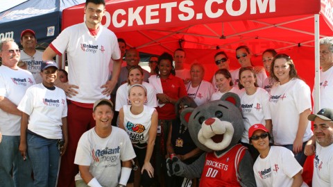 姚明2026：从冬奥火炬手到两会献策，巨人公益新篇章