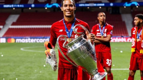 传奇对决巅峰：梅西、C罗与范戴克的年度荣耀之争