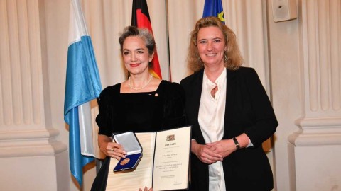 巅峰传承：拜仁慕尼黑与队长诺伊尔成功续约至2023年