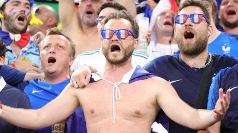 欧洲杯狂热纪事：赤膊上阵，那些被激情点燃的夏日看台