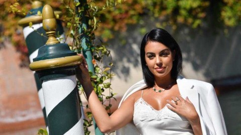 威尼斯电影节上的璀璨星光 乔治娜白衣造型尽显优雅气质