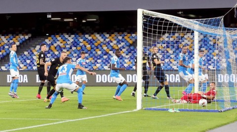 蓝衣军团绝平晋级，默滕斯加冕队史射手王