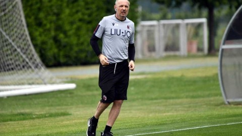 不屈的战士：博洛尼亚复训日，主帅米哈伊洛维奇重回跑道