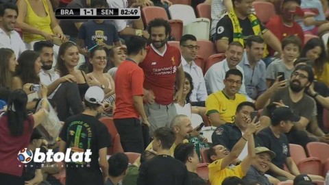 利物浦双星国家队正面刚，看台惊现“高仿萨拉赫”脱衣抢镜