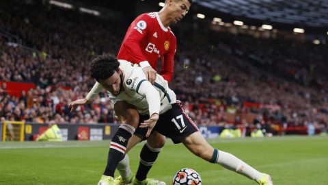 曼联0比5利物浦惨案：C罗情绪失控踢人瞬间，老特拉福德陷入黑暗