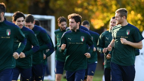 蓝衣军团罗马尼亚集结，镜头定格世预赛前最后微笑