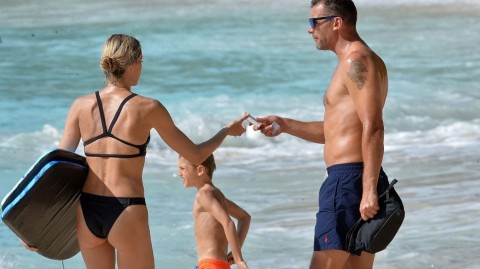 舍甫琴科携家人海边度假，退役“核弹头”身材依旧如当年