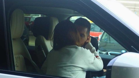 梅西巴萨机场与安东内拉深情告别 毅然奔赴国家队征程