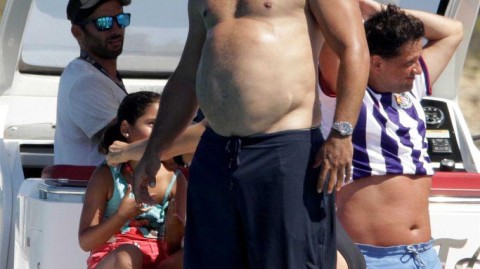 罗纳尔多游艇度假大肚腩抢镜但麒麟臂瞩目