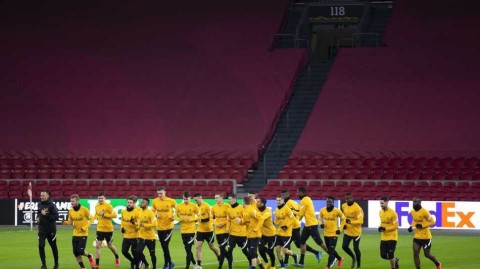 瑞士年轻人队阿姆斯特丹备战欧联杯 严寒冬日点燃足球激情