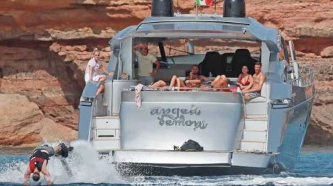 巨星海上行宫大比拼：谁才是夏日度假的“最壕”玩家？