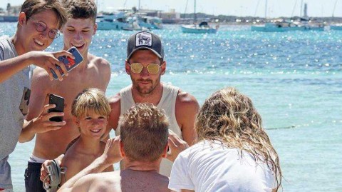 梅西苏亚雷斯携家人游艇欢聚 好友太太团共享惬意假期