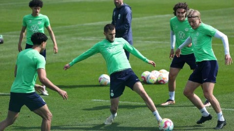 狼堡将士厉兵秣马 决战前夜绿茵展雄心