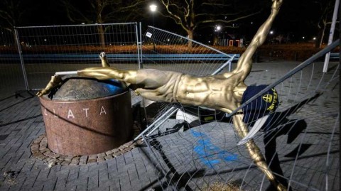 神塔坍塌：伊布雕像被“斩首断足”，故乡球迷的怒火缘何而来？