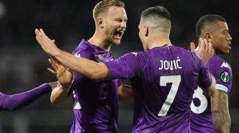 紫百合绽放欧协联 艺术之城奏响绿茵凯歌