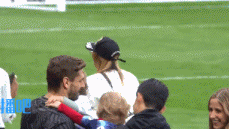 亚洲一哥的另类日常：孙兴慜“蹭娃”记，捏脸瞬间惨遭小球童嫌弃