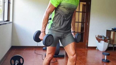 C罗居家隔离变身超级奶爸，带娃健身两不误诠释爱的力量