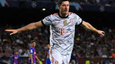 欧冠夜诺坎普沉沦，拜仁三球完胜巴萨，莱万神锋降临梅开二度