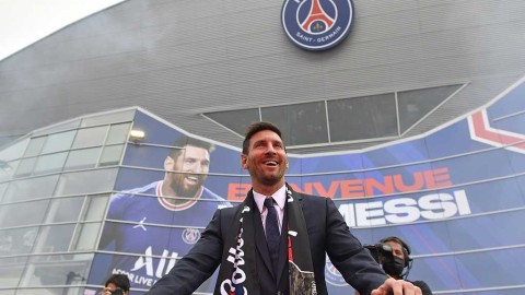 球王驾到！巴黎焰火只为一人燃，梅西亮相王子公园全记录