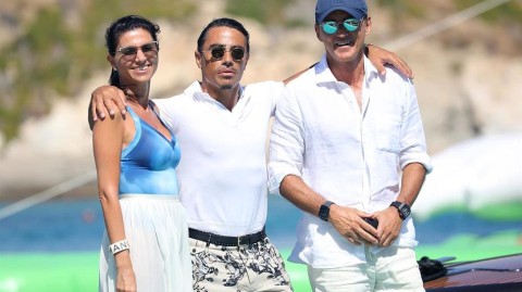 蓝衣掌舵人曼奇尼希腊度假 携爱妻惬意享受阳光海水