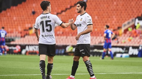 蝙蝠军团的主场狂欢与蓝色悲歌