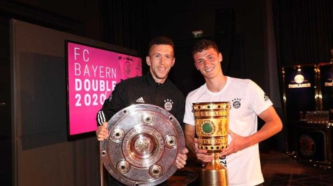 双冠王荣耀归乡：拜仁慕尼黑众将携德甲德国杯奖杯盛大庆祝