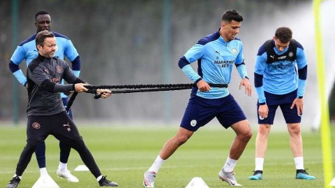 决战前夕：蓝月亮的寂静与咆哮——曼城欧冠十六强次回合备战影像志