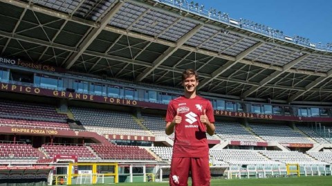 红色公牛新篇章：米兰丘克加盟的荣耀瞬间