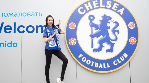 莫文蔚斯坦福桥朝圣之旅，身披蓝军二十五号致敬传奇佐拉