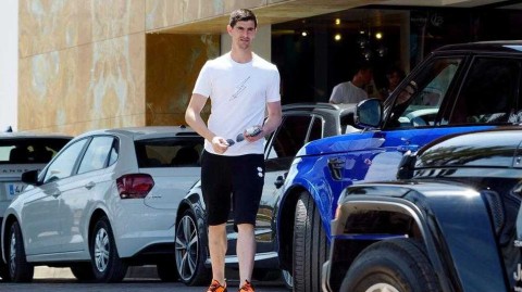 伊比萨阳光下，库尔图瓦的悠长假期