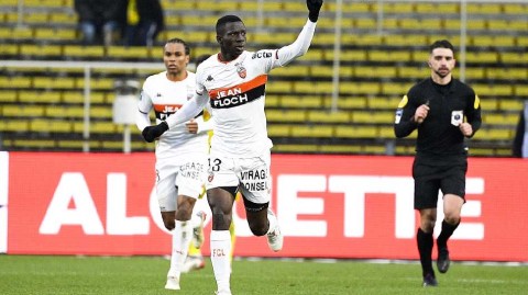 法甲绿茵烽火：南特四球逆转洛里昂，射手怒吼点燃主场夜空