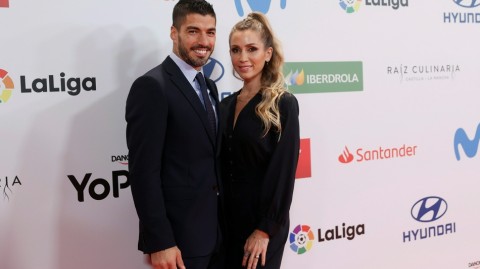 苏亚雷斯携爱妻闪耀马德里体育颁奖礼