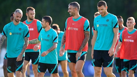 蓝黑军团厉兵秣马：镜头下的国际米兰新赛季启航时刻