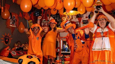 橙色海洋潜入室 荷兰球迷的狂热欧洲杯客厅