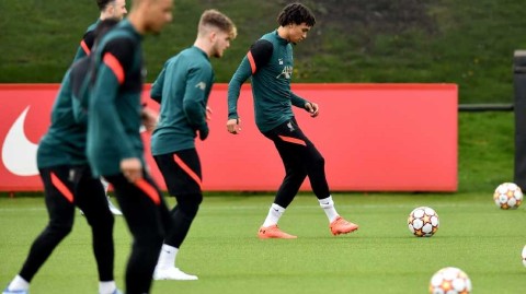 红军战前训练场：欢笑与专注交织 萨拉赫领衔蓄力欧冠关键战