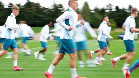 蓝月当空，静候强敌：曼城众将全力备战欧冠小组赛首战