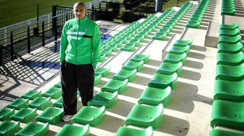 绿茵激情与优雅定格 圣埃蒂安前锋卡兹里的镜头内外