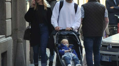 安布罗西尼携妻儿漫步米兰街头，退役生活尽享天伦之乐