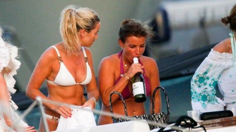 伊比萨的阳光与故事：鲁尼娇科琳的无忧假期