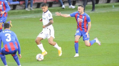 伊普鲁阿的闷平与红牌：埃瓦尔与赫塔菲的激烈绞杀