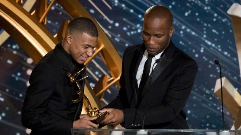 姆巴佩闪耀法甲颁奖夜，创纪录包揽双料大奖成历史第一人