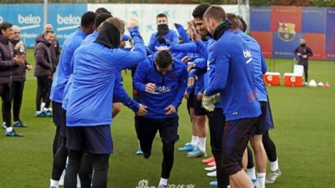 梅西归队遭遇“特殊礼遇”，巴萨队友列队摸头庆祝第六座金球