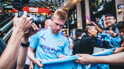 蓝月亮的温情，曼城香港行宠粉无极限