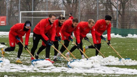德丙哈雷球员寒夜自发铲雪，只为守护心中那片绿茵