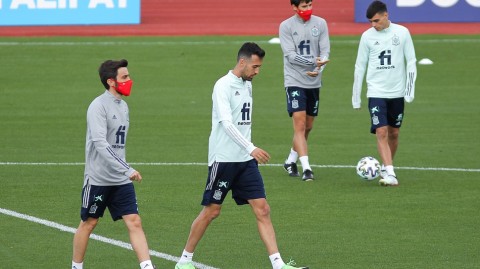 西班牙备战迎生死战 斗牛士军团训练场背水一搏