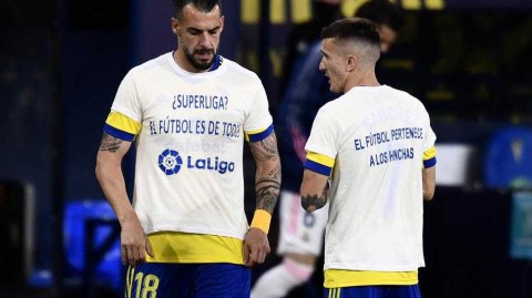 “足球属于每个人”：皇马球员的定制T恤与一个历史性夜晚