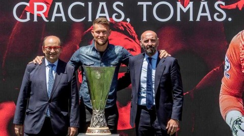 挥手自兹去 情留皮斯胡安：塞维利亚为功勋老臣瓦茨利克与巴斯克斯举办温情告别式