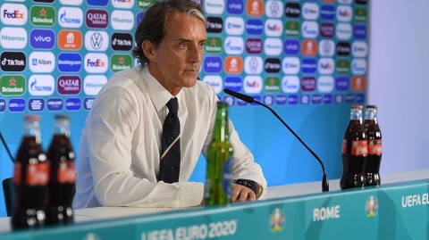 蓝衣军团闪耀罗马：意大利三球完胜瑞士，提前晋级欧洲杯十六强