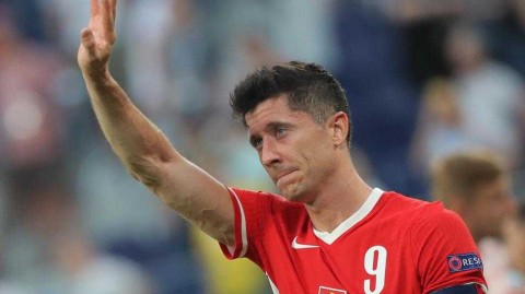 圣彼得堡雨夜，孤胆英雄莱万含泪告别欧洲杯