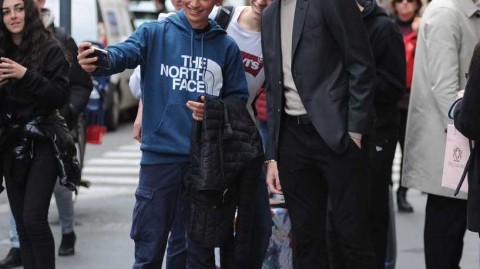 绿茵场外的温情时刻：洛卡特利与未婚妻米兰街头漫步